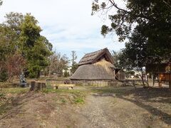 ３０分ほどかけて「登呂遺跡（登呂公園）」に到着しましたよ♪
こちらは歴史教科書で誰もがその名を学んだと思いますが、日本を代表する弥生時代の遺跡の一つです。