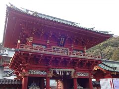 続いて訪れたのは「静岡浅間神社」。
駿河国総社というだけあって、想像以上に広くて立派でビックリしました。
また、正月期間だからか人がいっぱいでした。