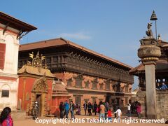 ダルバール広場(&#2349;&#2325;&#2381;&#2340;&#2346;&#2369;&#2352; &#2342;&#2352;&#2357;&#2366;&#2352; &#2325;&#2381;&#2359;&#2375;&#2340;&#2381;&#2352; (Durbar Square))

ゴールデンゲート(Golden Gate)(左)と55窓の宮殿(55 window palace)(奥)、ブパティンドラ・マッラ王(&#2349;&#2370;&#2346;&#2340;&#2368;&#2344;&#2381;&#2342;&#2381;&#2352; &#2350;&#2354;&#2381;&#2354; (Bhupatindra Malla))の石柱(右)です。


ゴールデンゲート：http://www.lonelyplanet.com/nepal/around-the-kathmandu-valley/bhaktapur/sights/architecture/golden-gate
55窓の宮殿：https://en.wikipedia.org/wiki/Bhaktapur_Durbar_Square#55_window_palace
ブパティンドラ・マッラ王：https://ja.wikipedia.org/wiki/%E3%83%96%E3%83%BC%E3%83%91%E3%83%86%E3%82%A3%E3%83%BC%E3%83%B3%E3%83%89%E3%83%A9%E3%83%BB%E3%83%9E%E3%83%83%E3%83%A9