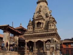 ヴァトサラ・ダルガ寺院(&#2357;&#2340;&#2381;&#2360;&#2354;&#2366; &#2342;&#2369;&#2352;&#2381;&#2327;&#2366; &#2350;&#2344;&#2381;&#2342;&#2367;&#2352; (Vatsala Durga Mandir))

ジャガト・プラカシャ・マッラ王(&#2332;&#2327;&#2340; &#2346;&#2381;&#2352;&#2325;&#2366;&#2358; &#2350;&#2354;&#2381;&#2354; (Jagat Prakasha Malla))1672年に建立したヒンドゥー寺院です。2015年の地震で完全に倒壊しました。


ヴァトサラ・ダルガ寺院：http://www.lonelyplanet.com/nepal/around-the-kathmandu-valley/bhaktapur/sights/religious/vatsala-durga-temple
ジャガト・プラカシャ・マッラ王：https://en.wikipedia.org/wiki/Jagat_Prakasha_Malla