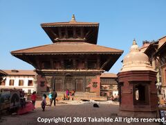 パシュパティー寺院(&#2346;&#2358;&#2369;&#2346;&#2340;&#2367;&#2344;&#2366;&#2341; &#2350;&#2344;&#2381;&#2342;&#2367;&#2352; (Pashupatinath Mandir))

シヴァ(&#2358;&#2367;&#2357; (&#346;iva))の化身、パシュパティー(&#2346;&#2358;&#2369;&#2346;&#2340;&#2367; (Pashupati))に捧げられたこの広場で最も古い寺院の一つです。


パシュパティー寺院：http://www.lonelyplanet.com/nepal/around-the-kathmandu-valley/bhaktapur/sights/religious/pashupatinath-temple
シヴァ：https://ja.wikipedia.org/wiki/%E3%82%B7%E3%83%B4%E3%82%A1
化身：https://ja.wikipedia.org/wiki/%E3%82%A2%E3%83%B4%E3%82%A1%E3%82%BF%E3%83%BC%E3%83%A9
パシュパティー：https://en.wikipedia.org/wiki/Pashupati
1934年の地震：https://ja.wikipedia.org/wiki/%E3%83%93%E3%83%8F%E3%83%BC%E3%83%AB%E3%83%BB%E3%83%8D%E3%83%91%E3%83%BC%E3%83%AB%E5%9C%B0%E9%9C%87