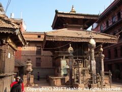 ティル・マハディーヴ・ナラヤン寺院(Til Mahadev Narayan Mandir)

トウマディー広場(Taumadhi Square)の一角にあるバクタプル(भक्तपुर (Bhaktapur))で最も古い寺院の一つです。


ティル・マハディーヴ・ナラヤン寺院：http://www.lonelyplanet.com/nepal/around-the-kathmandu-valley/bhaktapur/sights/religious/til-mahadev-narayan-temple
