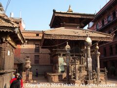 ティル・マハディーヴ・ナラヤン寺院(Til Mahadev Narayan Mandir)

トウマディー広場(Taumadhi Square)の一角にあるバクタプル(&#2349;&#2325;&#2381;&#2340;&#2346;&#2369;&#2352; (Bhaktapur))で最も古い寺院の一つです。


ティル・マハディーヴ・ナラヤン寺院：http://www.lonelyplanet.com/nepal/around-the-kathmandu-valley/bhaktapur/sights/religious/til-mahadev-narayan-temple
