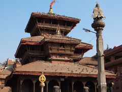 ダッタトラヤ寺院(&#2342;&#2340;&#2381;&#2340;&#2366;&#2340;&#2381;&#2352;&#2375;&#2351; (Dattatreya Mandir))

ブラフマー(&#2348;&#2381;&#2352;&#2361;&#2381;&#2350;&#2366; (Brahm&#257;))、ヴィシュヌ(&#2357;&#2367;&#2359;&#2381;&#2339;&#2369; (Vi&#7779;&#7751;u))、シヴァ(&#2358;&#2367;&#2357; (&#346;iva))が一体となったダッタトラヤ(&#2342;&#2340;&#2381;&#2340;&#2366;&#2340;&#2381;&#2352;&#2375;&#2351; (Dattatreya))を祀る寺院です。
2015年の地震での被害はありませんでした。


ダッタトラヤ寺院：http://www.lonelyplanet.com/nepal/around-the-kathmandu-valley/bhaktapur/sights/religious/dattatreya-temple
ブラフマー：https://ja.wikipedia.org/wiki/%E3%83%96%E3%83%A9%E3%83%95%E3%83%9E%E3%83%BC
ヴィシュヌ：https://ja.wikipedia.org/wiki/%E3%83%B4%E3%82%A3%E3%82%B7%E3%83%A5%E3%83%8C
ダッタトラヤ：https://en.wikipedia.org/wiki/Dattatreya
