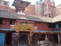 Lokakirti Mahavihar

Dhalaacha Rd.に面して建つ仏教寺院です。