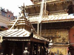 ヒラニャ・ヴァナル・マハヴィハール寺院(Bhaskerdev Samskarita Hiranyabarna Mahavihara)

12世紀に建立され、15世紀初頭から現在の形を維持する仏教寺院です。金色で装飾されているため、黄金寺院(Golden Temple)とも呼ばれています。


ヒラニャ・ヴァナル・マハヴィハール寺院：http://www.lonelyplanet.com/nepal/around-the-kathmandu-valley/patan/sights/religious/golden-temple-kwa-bahal
ヒラニャ・ヴァナル・マハヴィハール寺院："http://hamropatan.com/bahals/kwa-bahal/#.VpH4FldREtUl