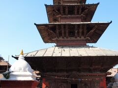 クンベシュワール寺院(कुम्भेश्वर मन्दिर (Kumbheshwor Temple))

マッラ朝(मल्ल वंश (Malla Dynasty))のジャヤシッディ王(जयस्थिति मल्ल (Jayasthiti Malla))に捧げられた寺院です。


ジャヤシッディ王：https://en.wikipedia.org/wiki/Jayasthitimalla