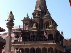 クリシュナ寺院(Krishna Mandir)

ヴィシュナワート寺院(Vishwanath Temple)の南隣に位置し、２階にクリシュナ(कृष्ण (Krishna))、３階にシヴァ(शिव (Śiva))、４階にブッダ(बुद्ध (Buddha))が祀られている石造りの寺院です。
正面にはヴィシュヌ(विष्णु (Vishnu))の乗り物であるガルーダ(गरुड (Garuḍa))の像も立っています。


クリシュナ寺院：http://www.lonelyplanet.com/nepal/around-the-kathmandu-valley/patan/sights/religious/krishna-mandir-3-1432418
クリシュナ：https://ja.wikipedia.org/wiki/%E3%82%AF%E3%83%AA%E3%82%B7%E3%83%A5%E3%83%8A
ブッダ：https://ja.wikipedia.org/wiki/%E4%BB%8F%E9%99%80
化身：https://ja.wikipedia.org/wiki/%E3%82%A2%E3%83%B4%E3%82%A1%E3%82%BF%E3%83%BC%E3%83%A9
ヴィシュヌ：https://ja.wikipedia.org/wiki/%E3%83%B4%E3%82%A3%E3%82%B7%E3%83%A5%E3%83%8C
乗り物：https://ja.wikipedia.org/wiki/%E3%83%B4%E3%82%A1%E3%83%BC%E3%83%8F%E3%83%8A
ガルーダ：https://ja.wikipedia.org/wiki/%E3%82%AC%E3%83%AB%E3%83%80
