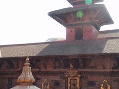 ムル・チョーク(Mul Chowk)

かつて、王の執務室だった建屋に面する広場です。


ムル・チョーク：http://www.lonelyplanet.com/nepal/around-the-kathmandu-valley/patan/sights/squares-plazas/mul-chowk