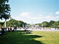 Frognerparken‐フログネル公園‐も行きました。
行きはバスで帰りは歩き。
一人バックパッカー旅、お金はないが時間は山ほどあります。

＜Oslo＞