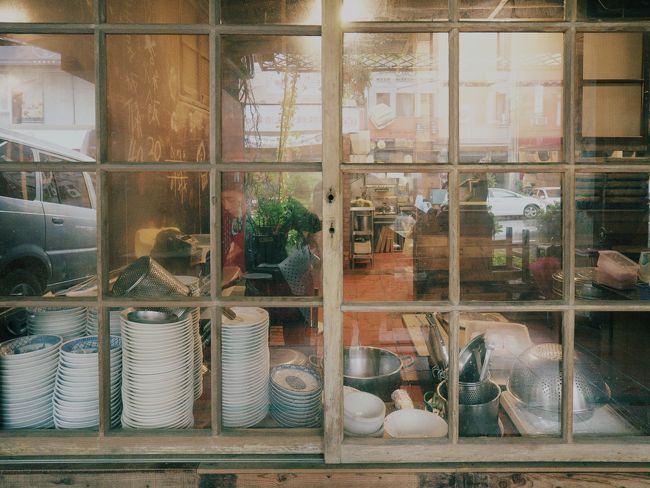 こちらは、赤崁楼近くの古民家風のレストラン。<br />しかし、やはり通りから調理場が丸見え。<br />ここにも入ってみたかったですが、私たちが来たのは9時すぎなので、まだ開いてませんでした。