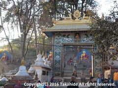 スワヤンブナート(स्वयम्भूनाथ (Swayambhunath))参道入り口

ここから階段を上っていきます。


スワヤンブナート：https://ja.wikipedia.org/wiki/%E3%82%B9%E3%83%AF%E3%83%A4%E3%83%B3%E3%83%96%E3%83%8A%E3%83%BC%E3%83%88
スワヤンブナート：http://www.lonelyplanet.com/nepal/around-the-kathmandu-valley/swayambhunath/sights/religious/swayambhunath-stupa
スワヤンブナート：http://www.lonelyplanet.com/nepal/around-the-kathmandu-valley/swayambhunath/sights/religious/stupa-platform
スワヤンブナート：http://www.lonelyplanet.com/nepal/around-the-kathmandu-valley/swayambhunath/sights/religious/swayambhunath-temple
参道：http://www.lonelyplanet.com/nepal/around-the-kathmandu-valley/swayambhunath/sights/religious/eastern-stairway