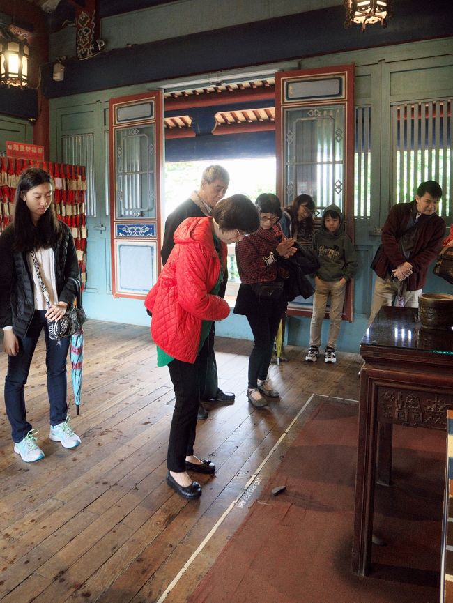 おそらく中国からの団体客でしょうか？<br /><br />ガイドさんが説明し終えた後、皆で石を投げる占いのようなものを楽しんでおられました。<br /><br />占いが有名な神様が祀られているのでしょうか？