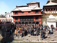 アルエガート(Aarya Ghat)

橋の上流側、富裕層の火葬場です。


アルエガート：http://www.lonelyplanet.com/nepal/around-the-kathmandu-valley/pashupatinath/sights/religious/cremation-ghats-3-1432314