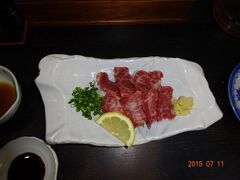 夕食は金た郎本店。商店街を少し出たところにあります。当然のごとく馬刺しを注文。