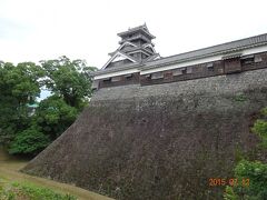 翌日はまず熊本城を外部から眺めます。
今回時間がなかったのでゆっくりできませんでしたが、「熊本城おもてなし武将隊」は楽しめます。白の周囲で写真撮影に応じたり、桜の馬場でショーを楽しむこともでき特に初めての方は必見です。