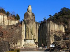 【平和観音】
太平洋戦争の戦死者を追悼するために造られたもの。
製作期間1948〜1954年

よーくみると、左手に階段のようなもを発見！
こういう場所は上っておかないとね〜