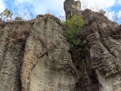 それでは次の目的地の大谷資料館へ
大谷資料館に行く前に、平和観音を見るため近場の無料駐車場に車を停めて歩きます

【写真：天狗の投げ石】
近くの戸室山から天狗が投げた石が微妙なバランスを保った伝説から名付けられた



