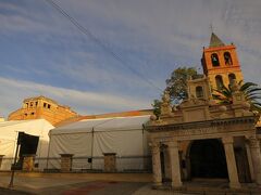 まずサンタ・エウラリア・バシリカへ。
この教会の地下では遺跡が発掘されているそうです。
まだ朝早くて入れないので、外から中をうかがってみますが、何も見えませんでした。