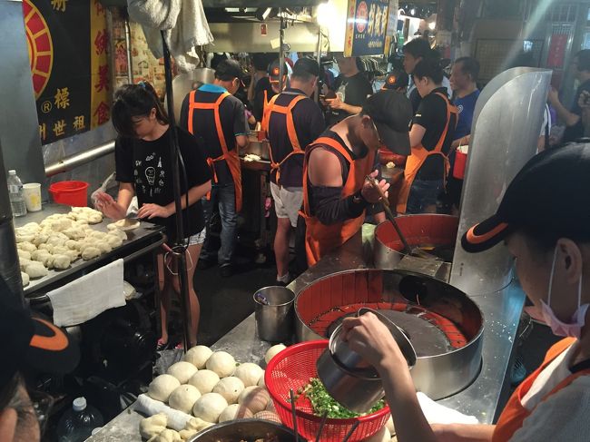 おなかはいっぱいだけどこれだけは外せない<br /><br />このお店だけは行列です<br />大人気の胡椒餅