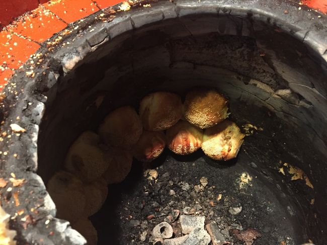 この窯で焼かれるので香ばしくって熱々