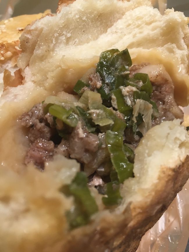 中には具がたっぷり<br />夜市を楽しんでホテルへ戻ったら<br />バタン！！長い一日だった〜<br />到着当日なのに盛りだくさんでした