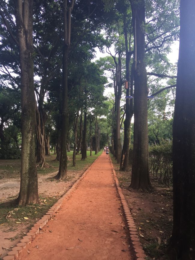 早起きしてホテル前の大安森林公園をジョギング<br />このようなコースがあります