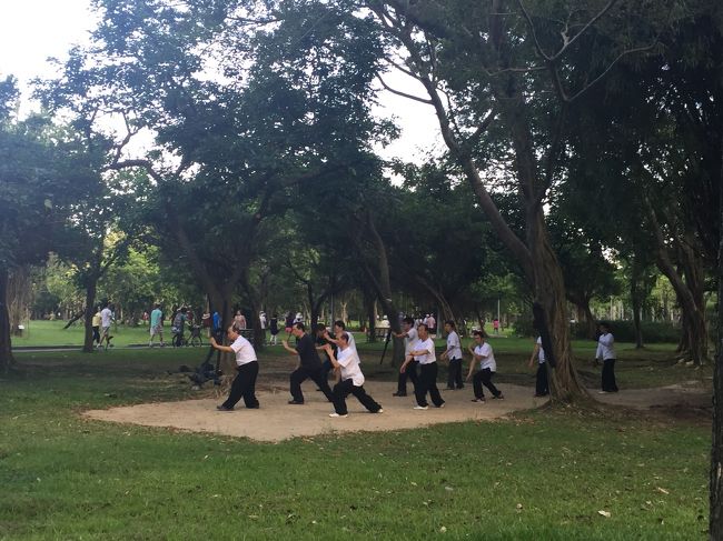 朝早くから、みなさんジョギングや太極拳などしているグループが<br />たくさんいました