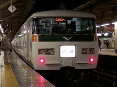 2016.01.02　東京
「東海道本線の列車は有楽町側からやってくる」の先入観があったが、上野東京ラインが開業してからどうやらそうではなくなったみたいで、撮影者たちも若干戸惑い気味。だがしかしやはり田町から来たようだ。