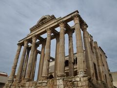 古代ローマ時代に建てられたディアナ神殿です。
都市の中心であるフォロに面して建てられたもので、１７世紀以来ディアナ神殿と呼ばれていますが、実際にはローマと皇帝に捧げられた神殿でした。ここはトラヤヌス帝のアーチの辺りとは別のフォロとのことですが、二つのフォロがあった理由はわかりません。
昨日博物館で見たアウグストゥス像はここに据えられていたのでしょうか。