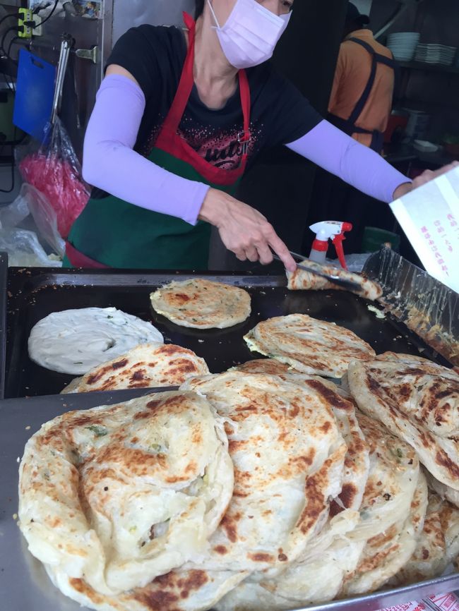 スムージーハウスの斜め向かいの人気の葱抓餅が食べたくって<br />行ってみました