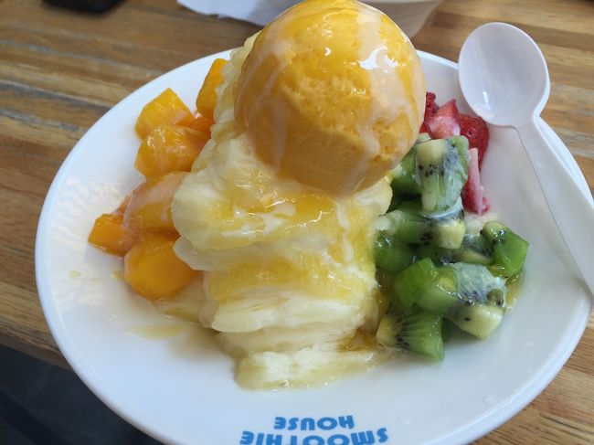 葱抓餅食べた後は・・・<br />やっぱりこれを食べなきゃ〜<br />今日はフルーツいろいろ入ってるのにしました