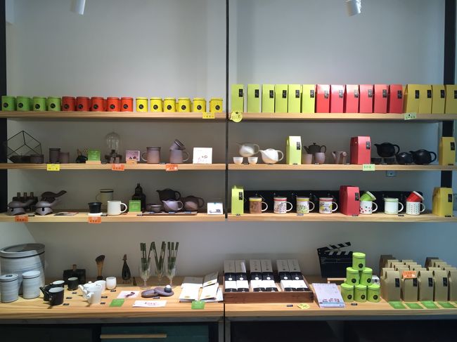 なのでここでは、お茶を飲みながら茶器や茶葉を買うことができます