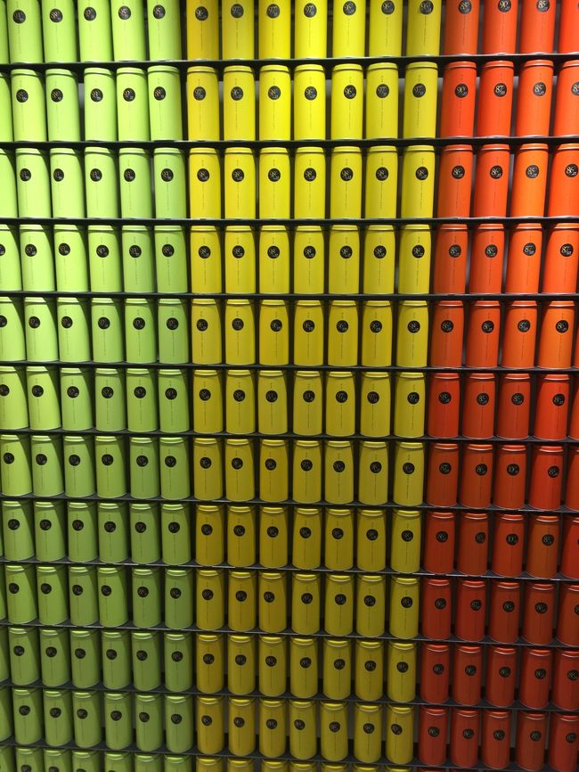 カラフルなお茶の缶