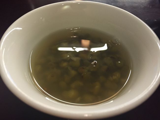 緑豆のおしるこです。<br />口の中の辛さを抑え、体内の毒素を出す解毒作用があるそうです。<br />