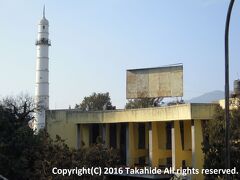 ダラハラ塔(धरहरा (Dharahara Tower))

2015年のネパール地震で崩壊しました。手前は中央郵便局です。


ダラハラ塔：https://ja.wikipedia.org/wiki/%E3%83%80%E3%83%A9%E3%83%8F%E3%83%A9%E5%A1%94
中央郵便局：http://www.gpo.gov.np