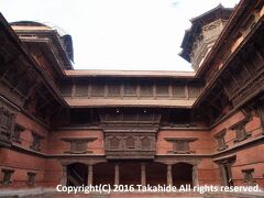 旧王宮(हनुमान ध्वखा लाय्कू (Hanuman Dhoka))

ダルバール広場(वसन्तपुर दरवार क्षेत्र (Durbar Square))の東側にある宮殿です。


旧王宮：https://ja.wikipedia.org/wiki/%E3%83%8F%E3%83%8C%E3%83%9E%E3%83%B3%E3%83%BB%E3%83%89%E3%83%BC%E3%82%AB%E5%AE%AE%E6%AE%BF
旧王宮：http://www.lonelyplanet.com/nepal/kathmandu/sights/religious/mahabouddha-temple-3-1432438/item-a-1432438-id
ダルバール広場：https://ja.wikipedia.org/wiki/%E3%83%80%E3%83%AB%E3%83%90%E3%83%BC%E3%83%AB%E5%BA%83%E5%A0%B4