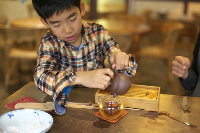 7歳の僕も飲茶に挑戦。<br />普段はあったかいお茶は飲もうとしないのですが、これは気に入った模様。