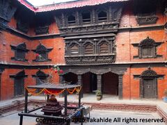 クマリの館(Kumari Bahal)

２階の窓からクマリ(कुमारी (Kumari))が顔を見せる時があり、その際は撮影禁止になります。


クマリの館：https://ja.wikipedia.org/wiki/%E3%82%AF%E3%83%9E%E3%83%AA%E3%81%AE%E9%A4%A8
クマリ：https://ja.wikipedia.org/wiki/%E3%82%AF%E3%83%9E%E3%83%AA