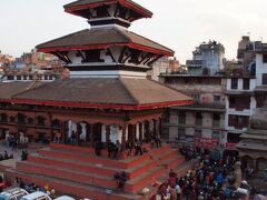 ナラヤン寺院(Trailokya Mohan Narayan Temple)

ヴィシュヌ(विष्णु (Vishnu))の異名ナーラーヤナ(Narayana)を祀る寺院です。西側正面にはヴィシュヌ(विष्णु (Vishnu))の乗り物(वाहन (Vahana))ガルーダ(गरुड (Garuḍa))の像があります。


ナラヤン寺院(Trailokya Mohan Narayan Temple)：http://www.lonelyplanet.com/nepal/kathmandu/sights/religious/trailokya-mohan-narayan-temple
ヴィシュヌ：https://ja.wikipedia.org/wiki/%E3%83%B4%E3%82%A3%E3%82%B7%E3%83%A5%E3%83%8C
ナーラーヤナ：https://ja.wikipedia.org/wiki/%E9%82%A3%E7%BE%85%E5%BB%B6%E5%A4%A9
乗り物：https://ja.wikipedia.org/wiki/%E3%83%B4%E3%82%A1%E3%83%BC%E3%83%8F%E3%83%8A
ガルーダ：https://ja.wikipedia.org/wiki/%E3%82%AC%E3%83%AB%E3%83%80