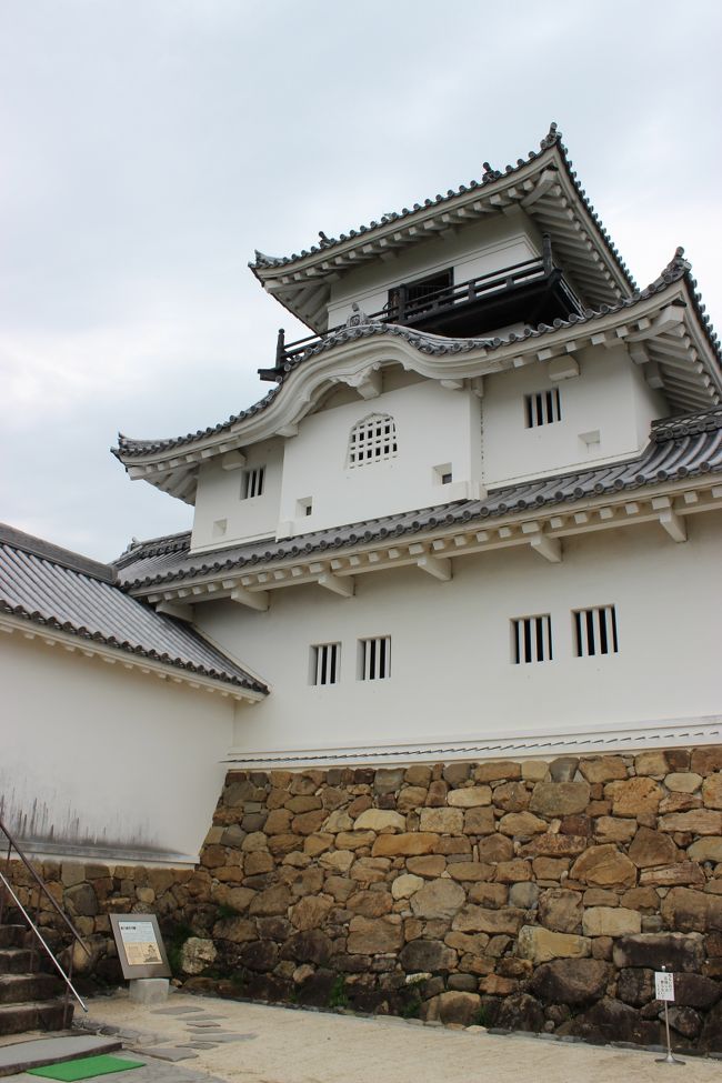 キレイな石垣の上に白く明るい天守。望楼のある天守はこぢんまりとしているが、木造による再建。