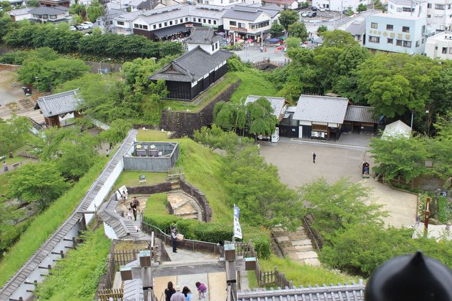 平地の中に小高い山。九十九折に登ってこなければならないので、上からは丸見えだ。