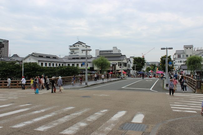城下町には旅行者が多数。