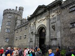 降車位置からほんの少し歩くと、道路の右側にどでかい城門が見えてきました。

これがキルケニー城・・・石造りの堅牢そうなお城です。