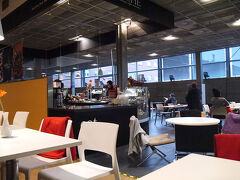 << アラビアファクトリーのカフェ（カフェ名不明） >>
アラビアファクトリー館内にあるカフェです。