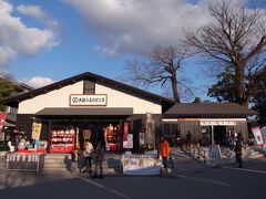 大社のよりどころ（土産物店）と、福太郎本舗