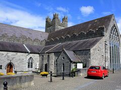 １３時３０分、パーラメント・ストリートから横道に入ったところにある“ブラック・アビー”（Black Abbey）へ。

現在はカトリックの教会として使われているこの建物は、もともとは1225年にドミニコ派の修道院として建てられたもの。

1543年、国教会を創設したヘンリー８世の時代に財産を没収され、裁判所として使われるようになりますが、カトリック教徒は別の場所で密かに力を蓄え、１９世紀初めにこの場所を回復、カトリック教会としての歩みが始まりました。

ちなみに、白亜の建物にもかかわらずこの教会の名前となっている“ブラック”とは、かつてドミニコ派の修道士たちが身に着けていた黒い衣装に由来するとのこと。