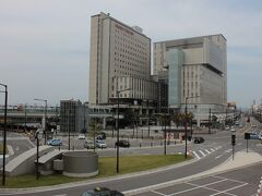 高岡駅の1階に万葉線の乗り場があります。