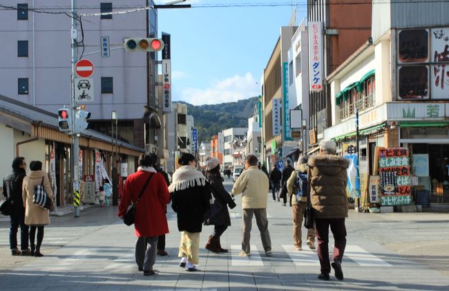 名古屋駅で、快速みえ１号に乗車。<br /><br />土日限定のＪＲ青空フリー切符を前もって購入するように、お世話人さんから指示がありました。<br /><br />伊勢市駅で降りて、伊勢神宮外宮に向かっているところです。<br /><br />メンバーは９人。<br /><br />メンバーの中には、着物姿の女性も。