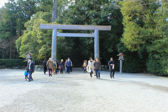 手水を使って、今から外宮に向かいます。<br /><br />元旦から２週間たってますから、土曜日であっても予想外にすいてました。